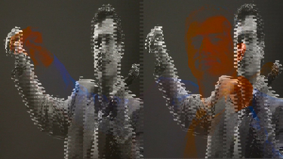 إيهاب توفيق على سرير الشفاء بعد وعكة صحية