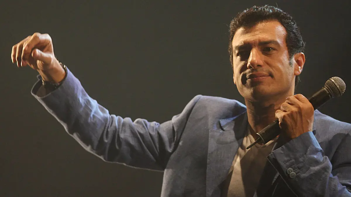 إيهاب توفيق على سرير الشفاء بعد وعكة صحية