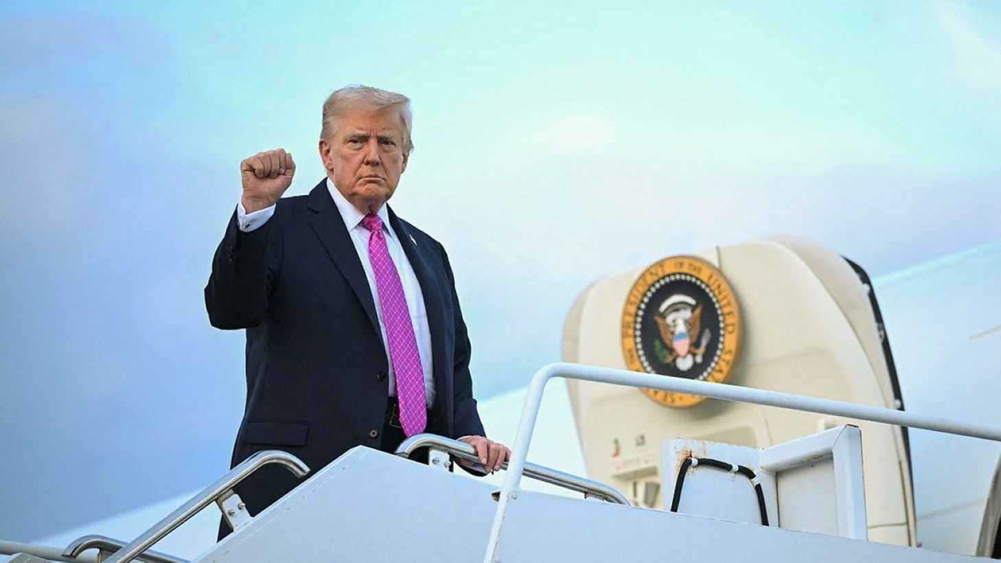 أمريكا تطرد صحافياً سلفادورياً غطى تظاهرات مناهضة لترامب