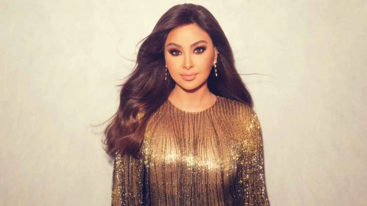 بموقف طريف.. سقوط مايكروفون إليسا في حفل الأولمبيا (فيديو)