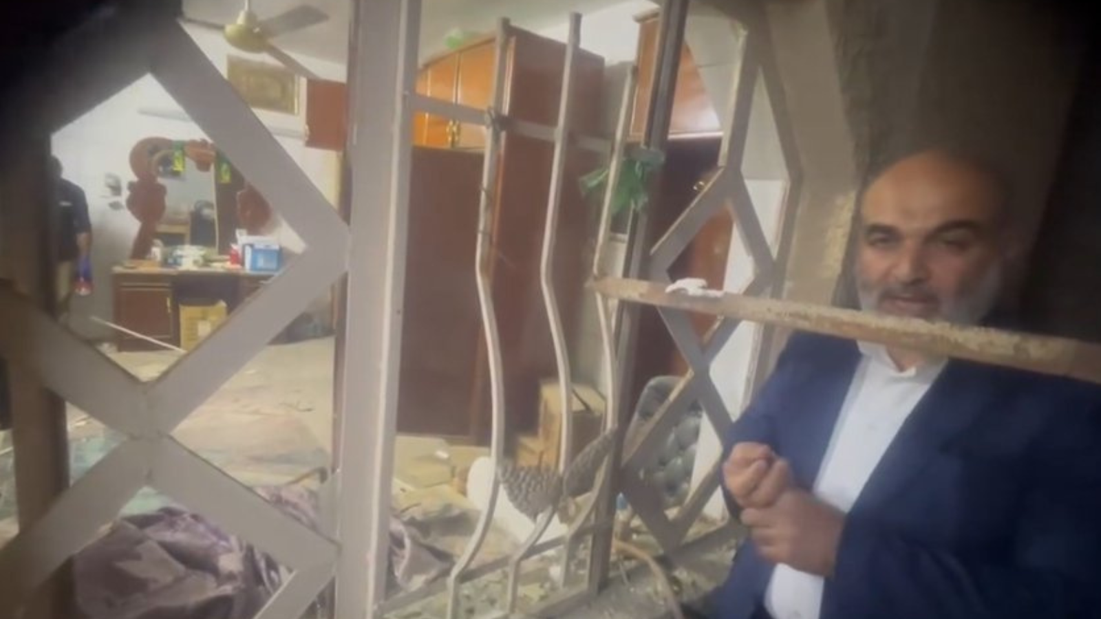 بعد حديثه عن ملفات فساد.. استهداف مكتب نائب عراقي بعبوة ناسفة (فيديو)