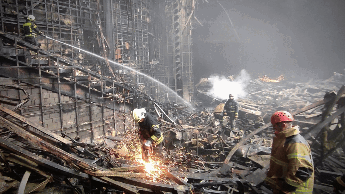 من هو الشاب "إسلام" الذي أنقذ حياة 100 شخص في هجوم موسكو؟ (فيديو)