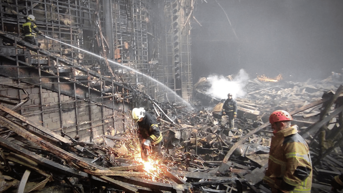 من هو الشاب "إسلام" الذي أنقذ حياة 100 شخص في هجوم موسكو؟ (فيديو)