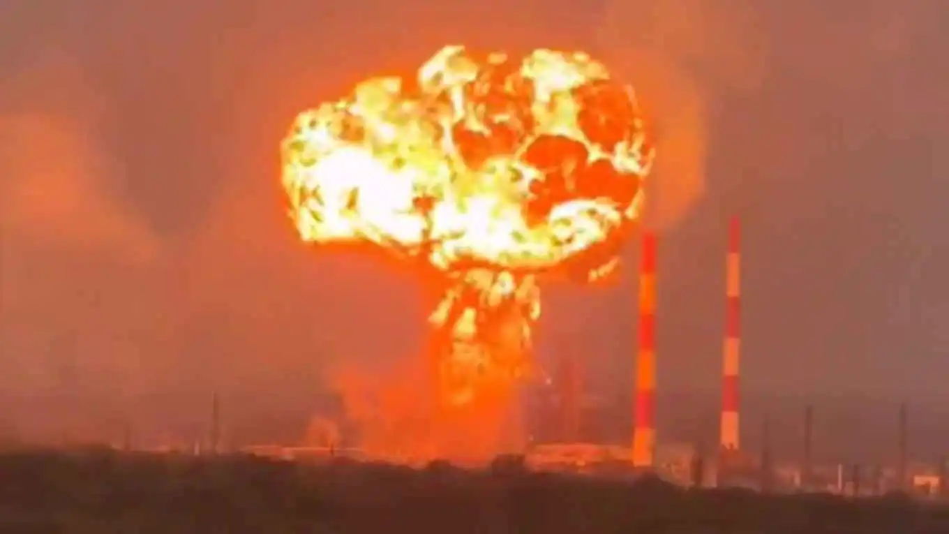 أشبه بانفجار نووي.. مسيّرة أوكرانية تستهدف مصفاة روسية (فيديو)