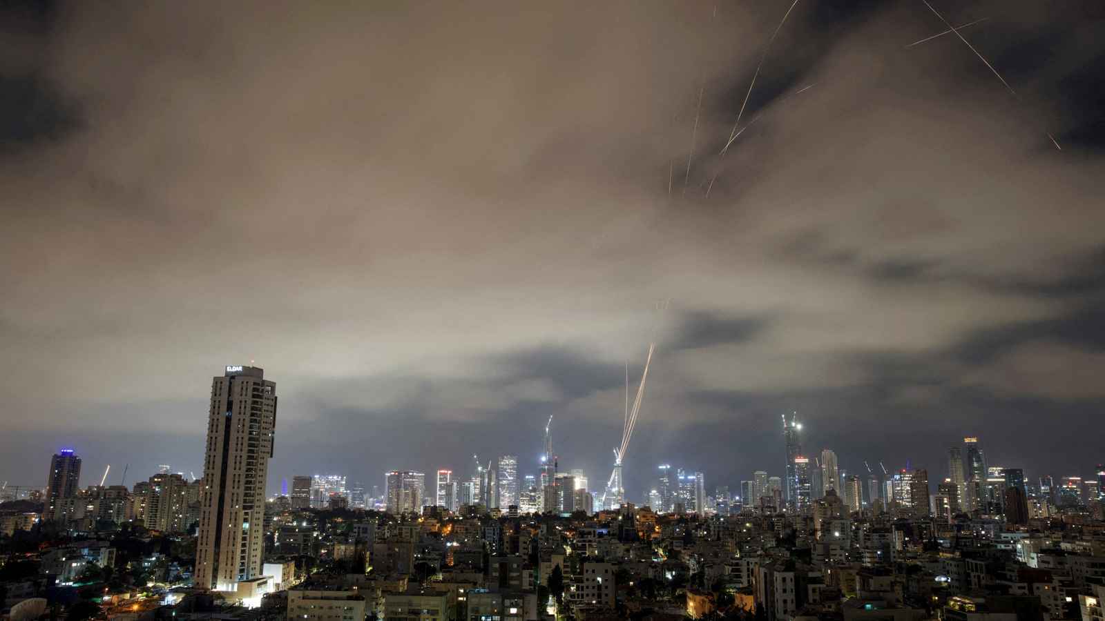 إيران تعلن قصف قاعدة إسرائيلية استهدفت مقر التلفزيون الرسمي