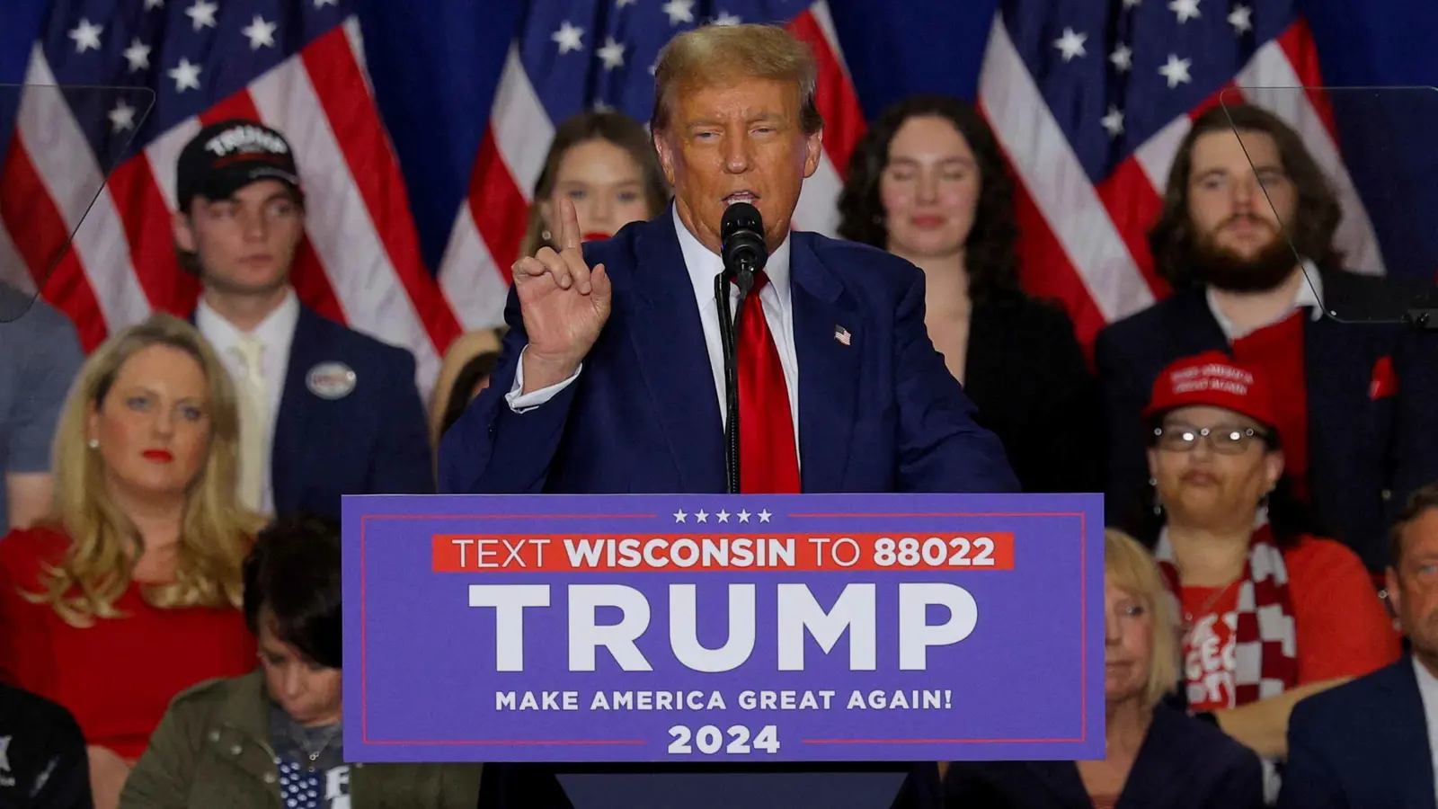 ترامب: الأسرى يموتون بينما بايدن "المحتال" ينام على الشاطئ