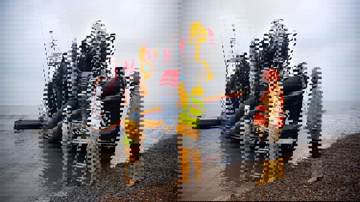 الصحافة البريطانية تحمّل فرنسا مسؤولية غرق 31 مهاجرًا سريًا في بحر المانش