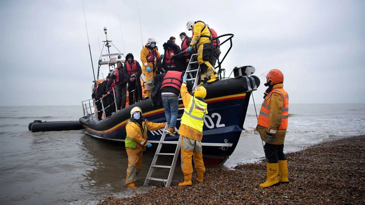 الصحافة البريطانية تحمّل فرنسا مسؤولية غرق 31 مهاجرًا سريًا في بحر المانش