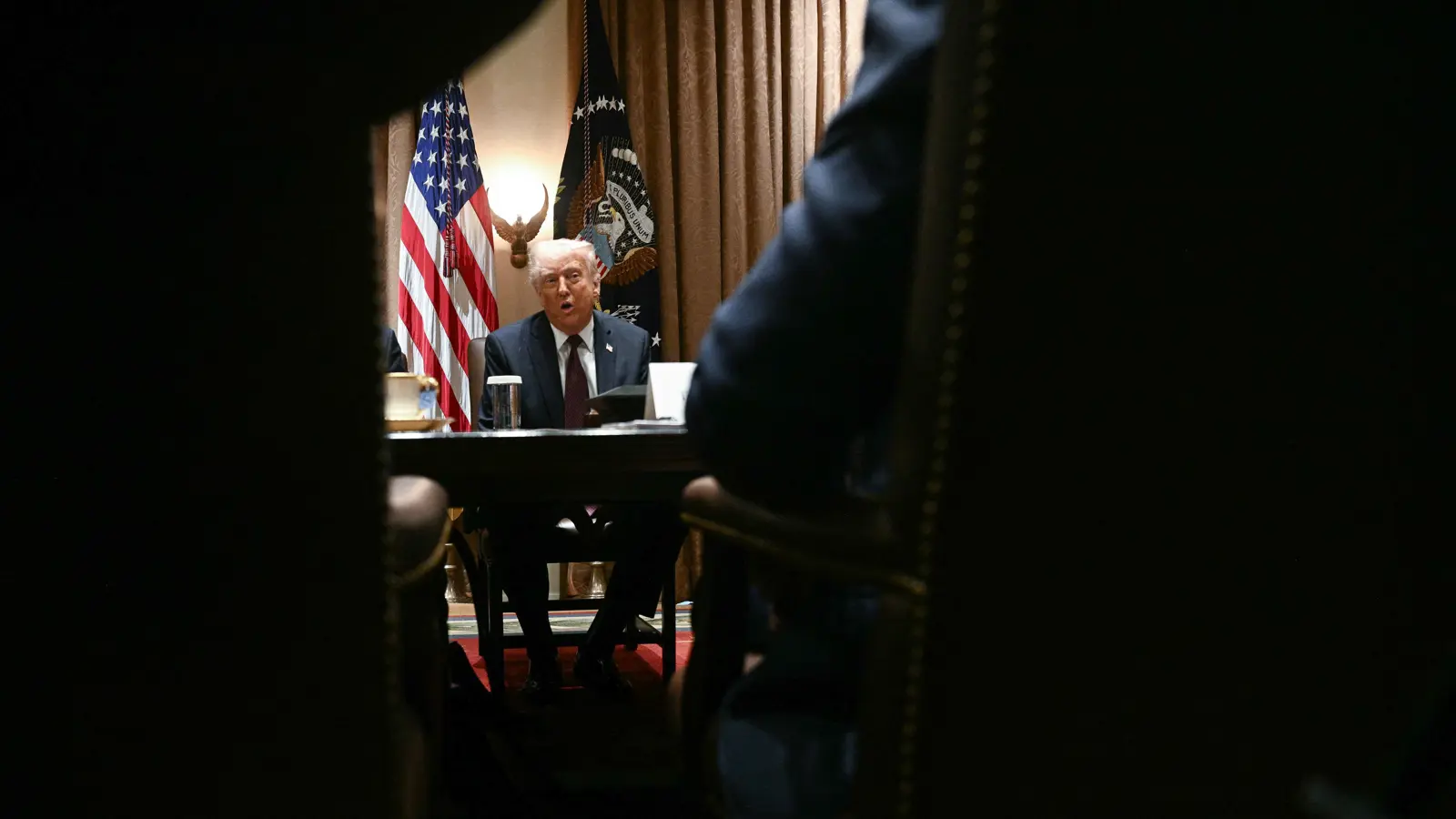 ترامب يعتزم فرض رسوم على سلع وتعليقها عن "دول كثيرة"