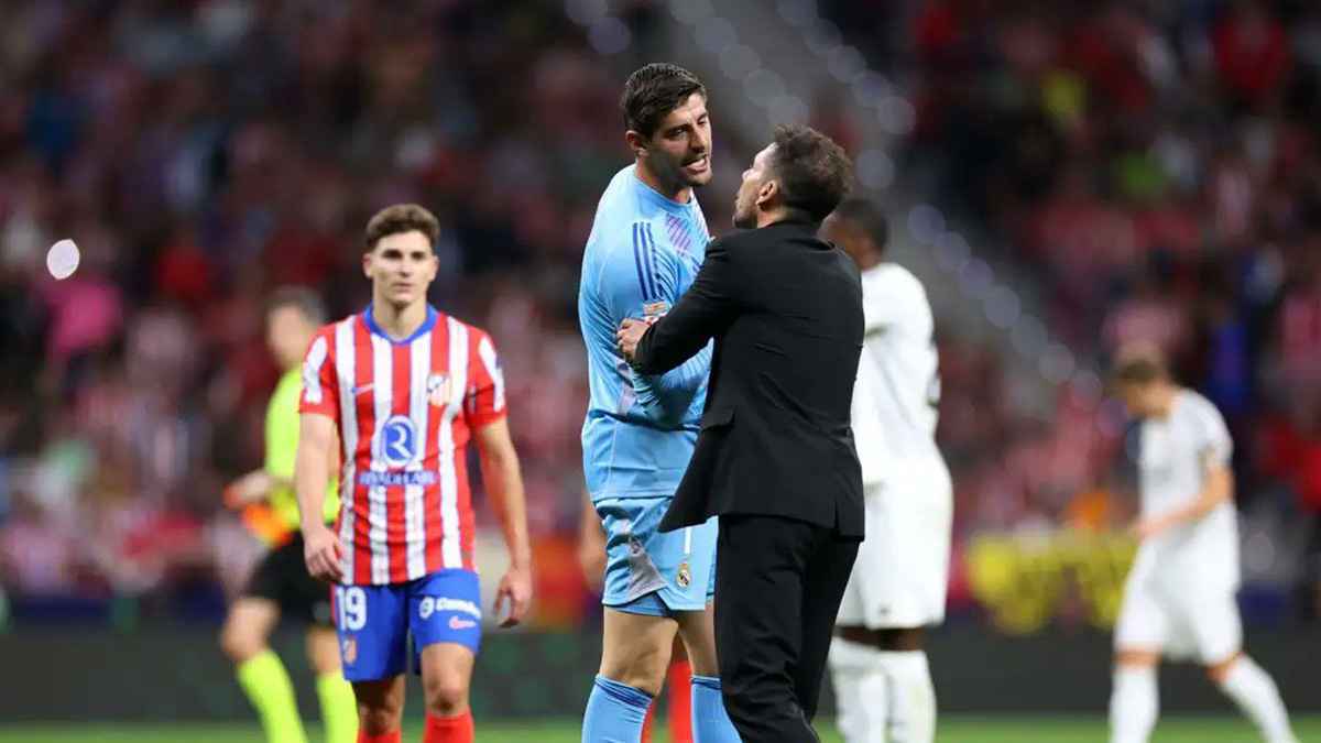 سئمنا من دور الضحية.. كورتوا يهاجم سيميوني