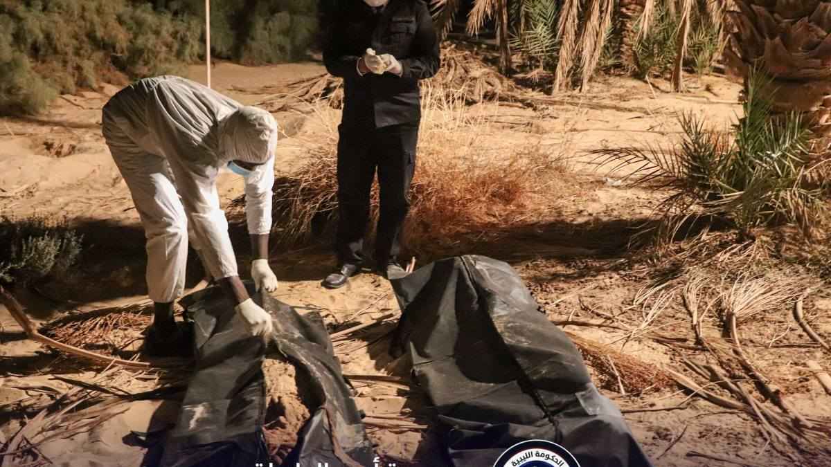 انتشال عشرات الجثث لمهاجرين من موقعين في ليبيا‎