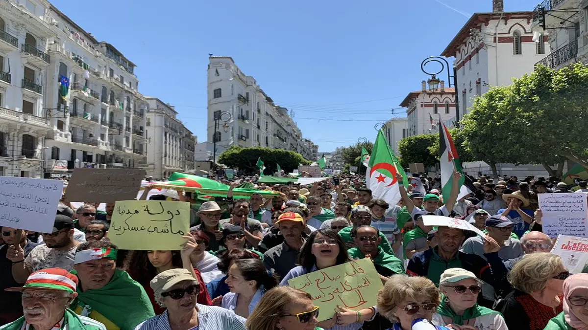 حراك الجزائر في جمعته الـ 15 يتمسك بمطلب رحيل رموز النظام (فيديو)