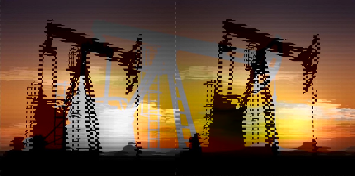 أسعار النفط تنخفض وسط قفزة مفاجئة في المخزونات الأمريكية