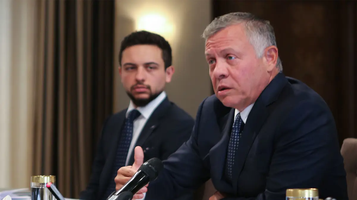 ملك الأردن وولي عهده يتلقيان لقاح كورونا