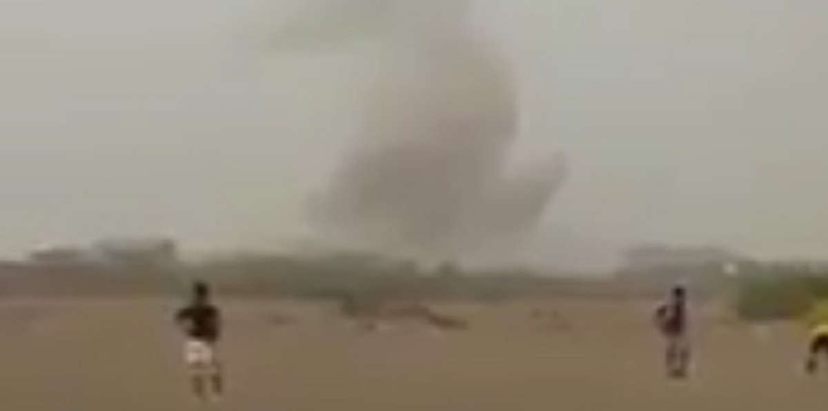 اليمن.. أطفال يلعبون كرة القدم تحت نيران الصواريخ (فيديو)