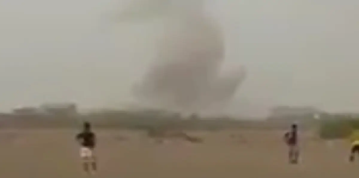 اليمن.. أطفال يلعبون كرة القدم تحت نيران الصواريخ (فيديو)