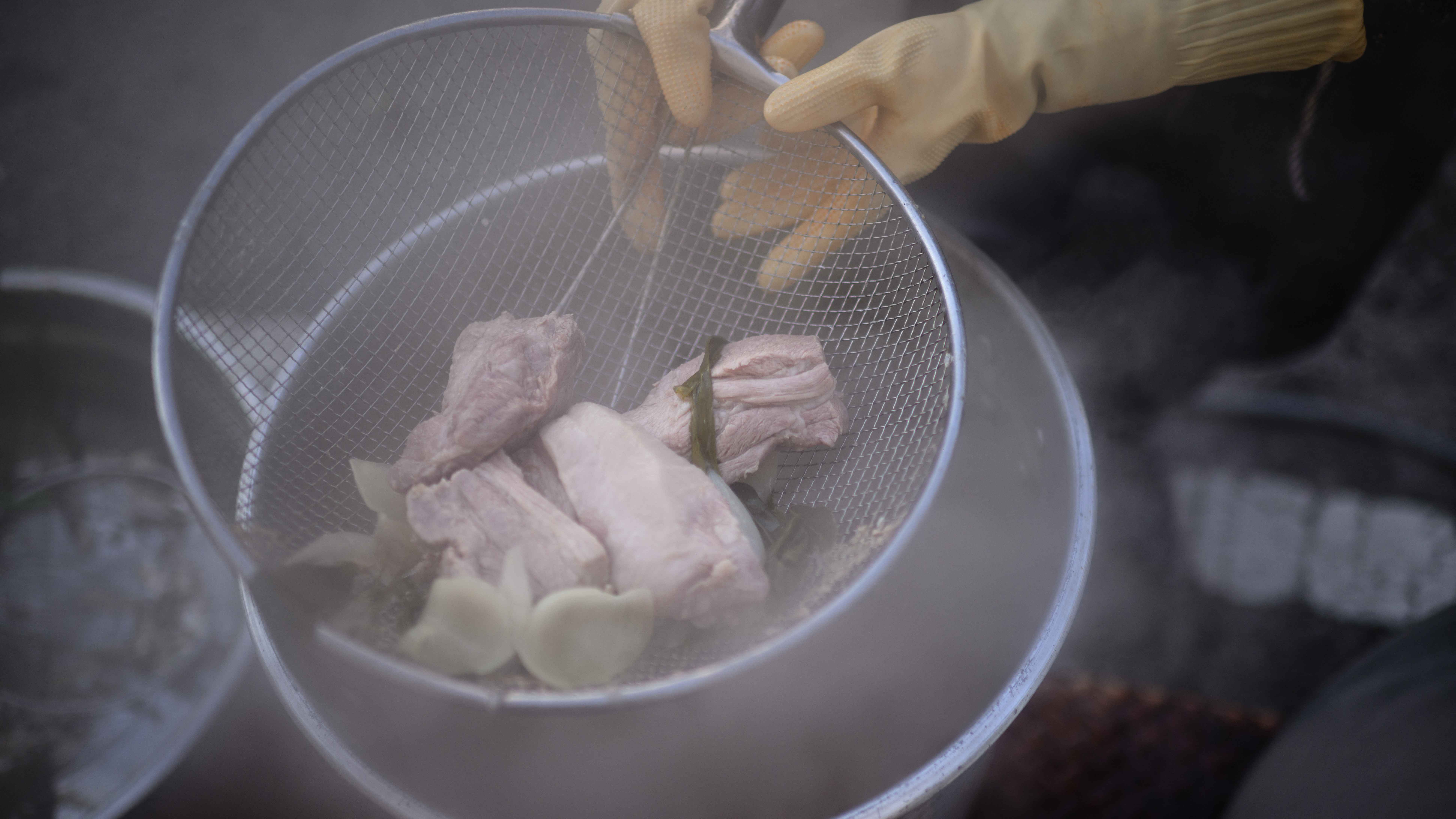 الشيف الكويتية اليازي العوض تتعرض لحروق خلال إعداد وجبة