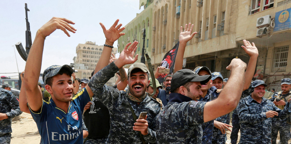 بالصور.. جنود العراق يحتفلون بالانتصار على داعش في الموصل