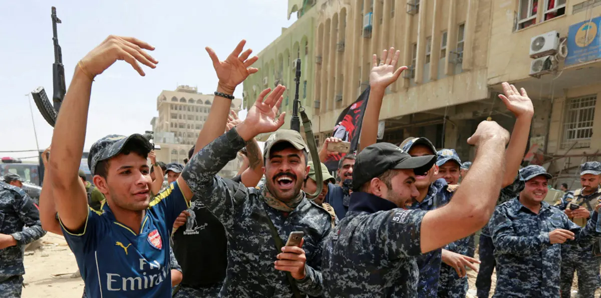 بالصور.. جنود العراق يحتفلون بالانتصار على داعش في الموصل