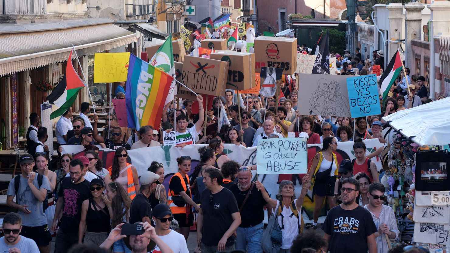 "اخرج من البحيرة".. "البندقية" الإيطالية تنتفض ضد بيزوس (فيديو)