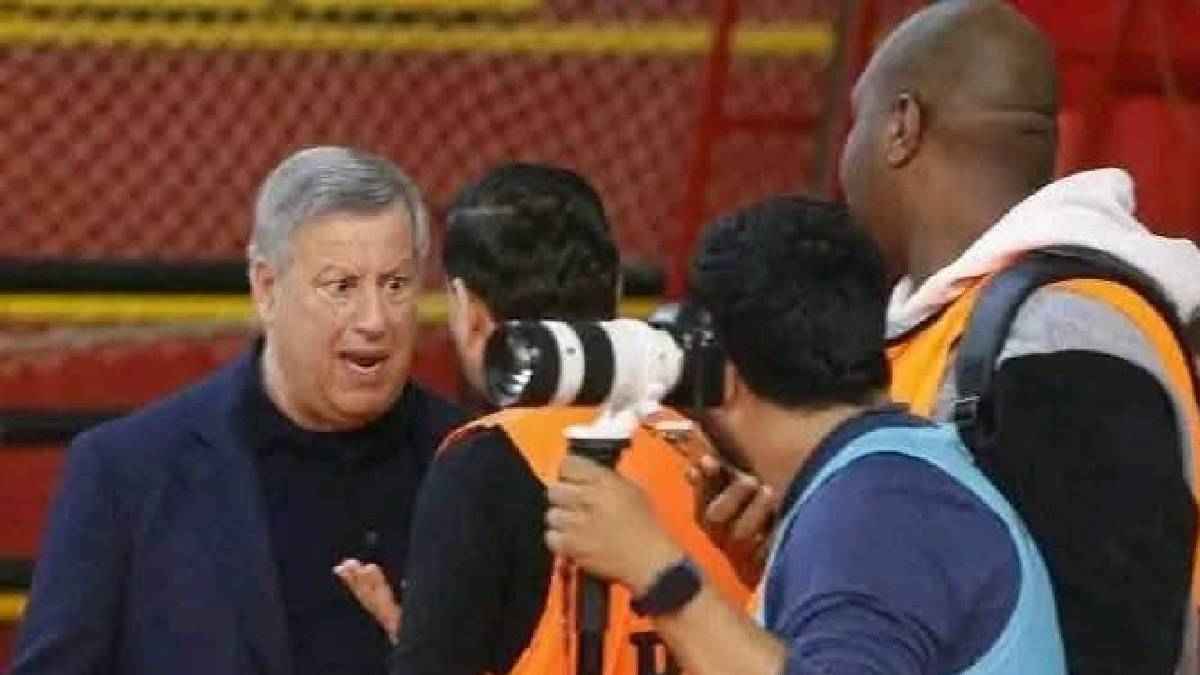رئيس الترجي التونسي ينفعل بشدة على صحفي (صور)