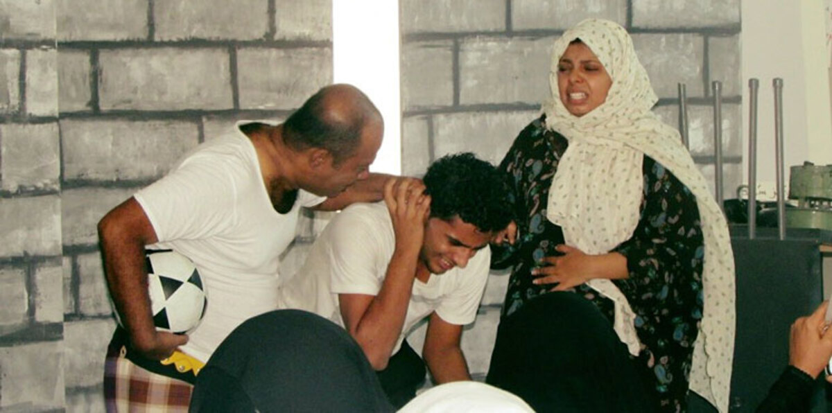 عدن تشهد نوعًا جديدًا من العروض المسرحية (صور)