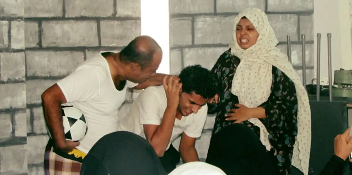 عدن تشهد نوعًا جديدًا من العروض المسرحية (صور)