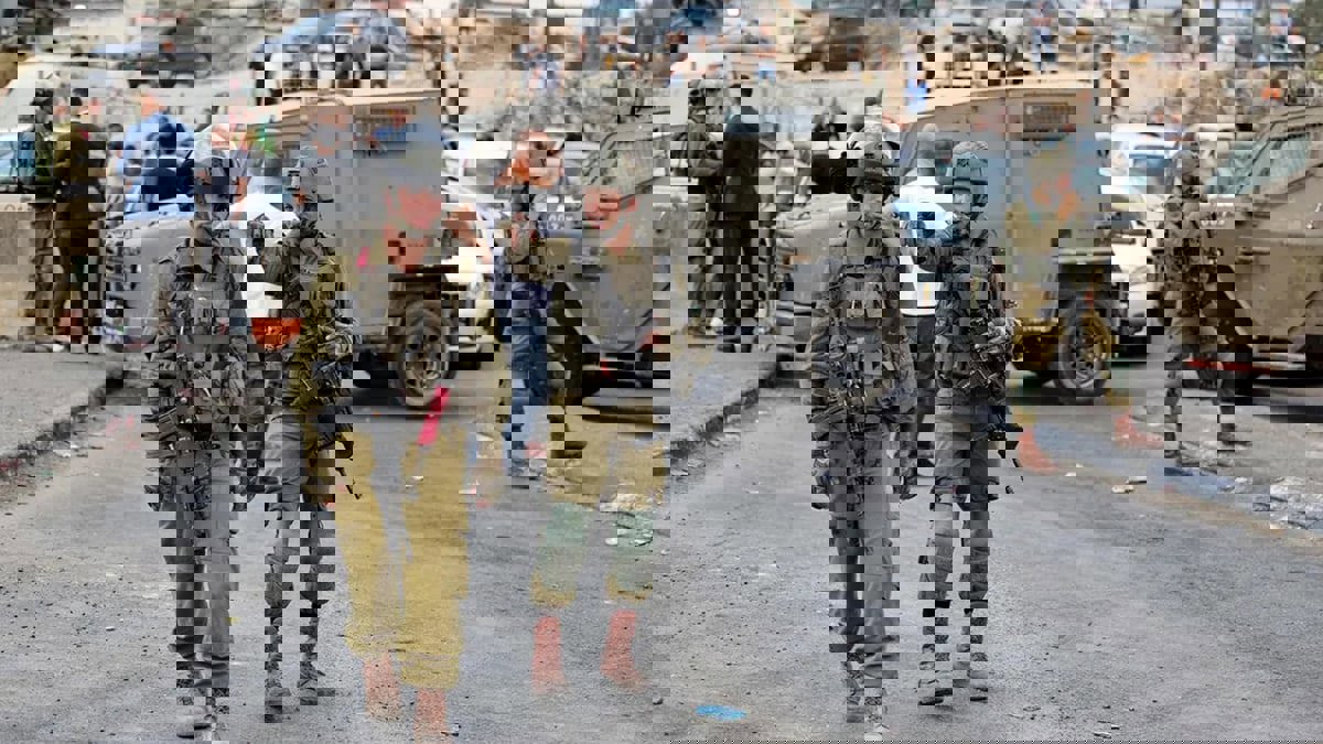 الجيش الإسرائيلي يشدد حصاره لمخيم شعفاط بحثا عن منفذ إطلاق نار