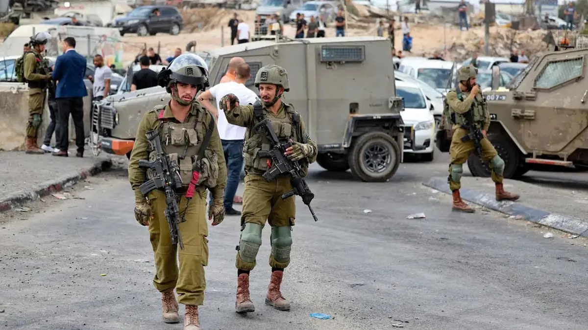 الجيش الإسرائيلي يشدد حصاره لمخيم شعفاط بحثا عن منفذ إطلاق نار