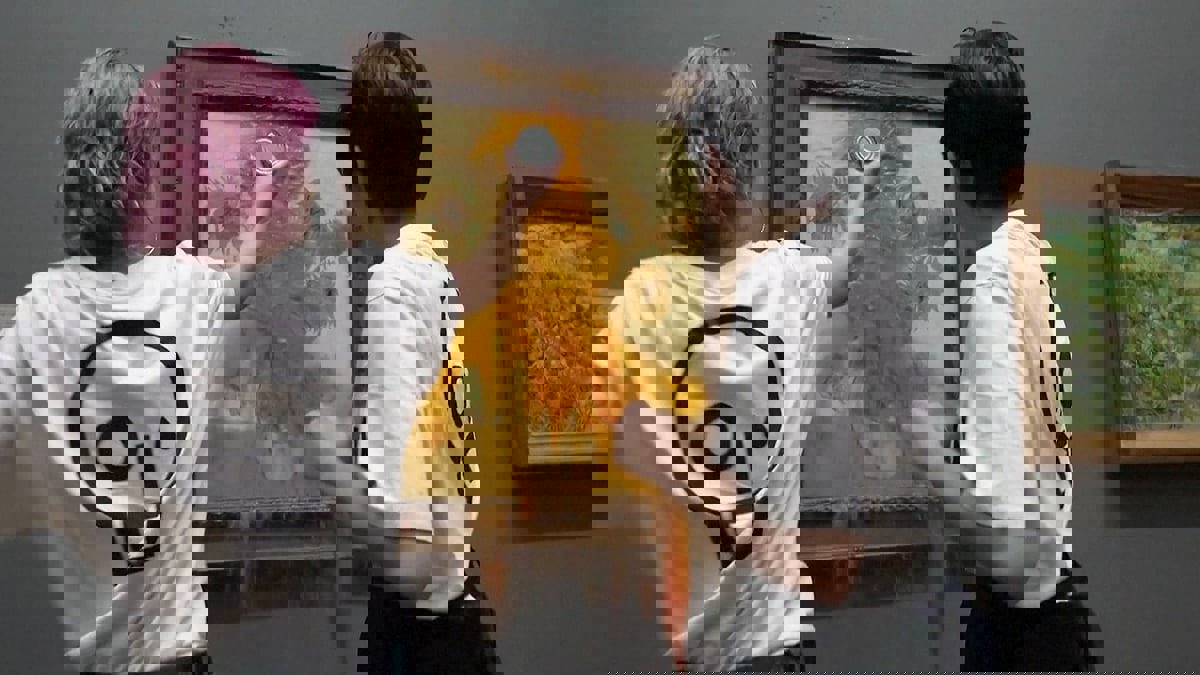 إلقاء حساء على لوحة لفان كوخ بمتحف لندن يقود فتاتين للمحاكمة
