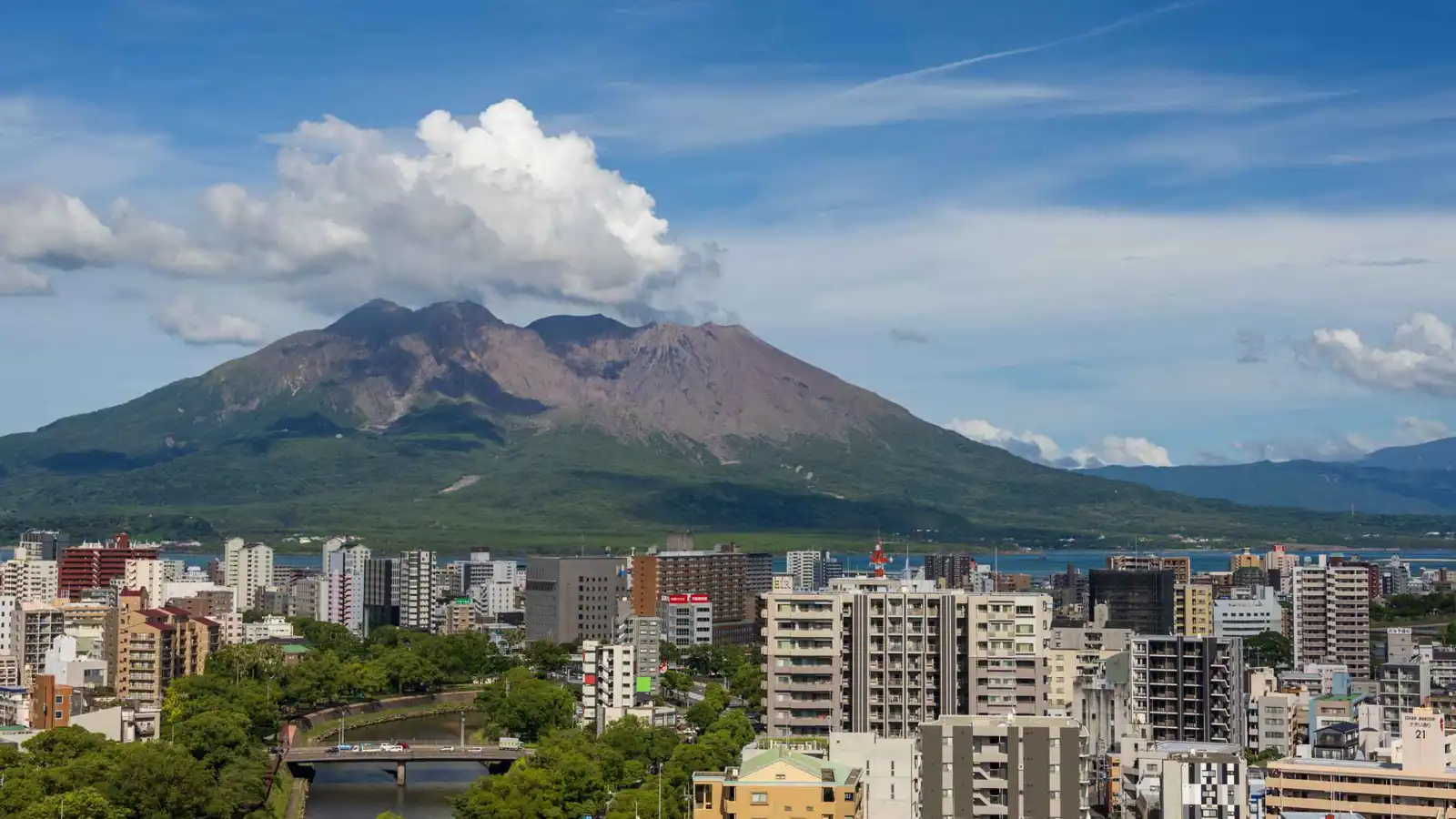 ثوران ضخم لبركان "ساكوراجيما" والرماد يغطي جنوب اليابان (فيديو)