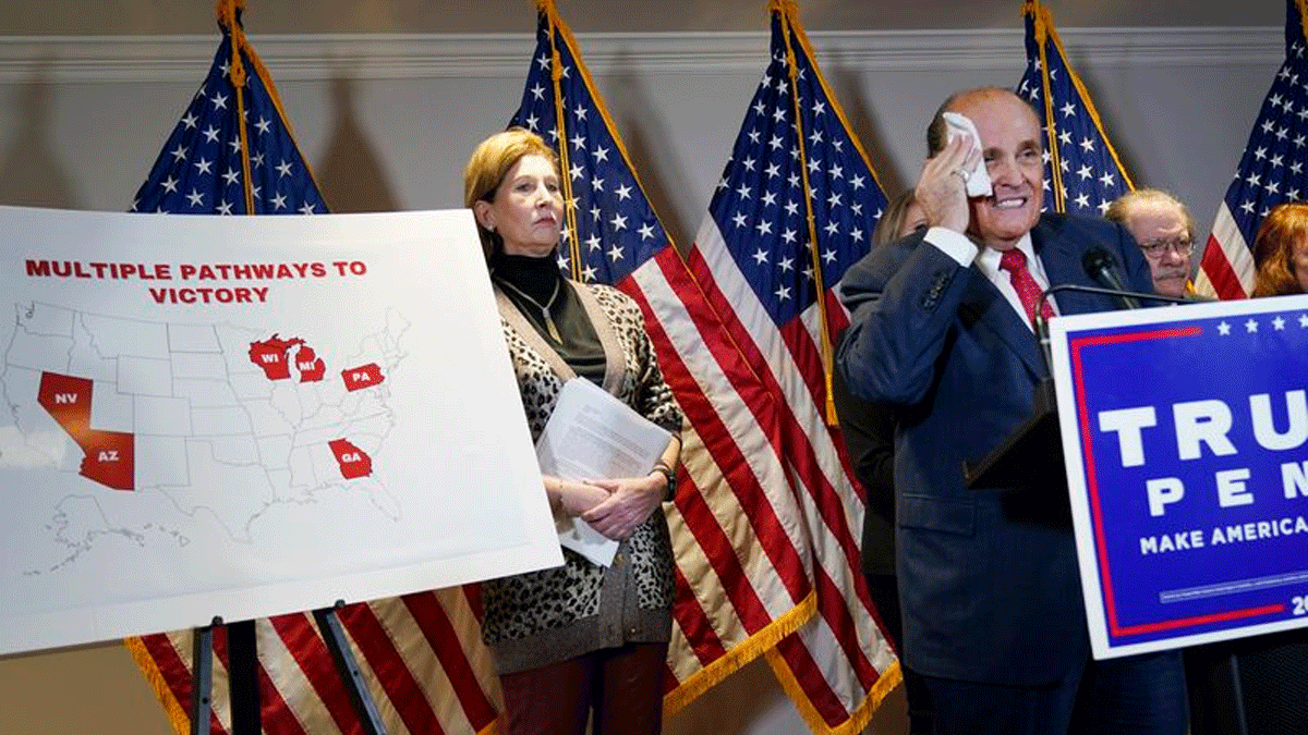 محامي ترامب يتعرض لموقف محرج في مؤتمر صحفي بسبب صبغة شعره 