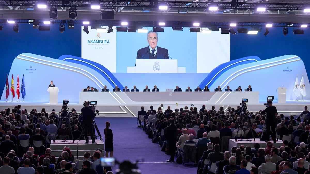 استشهد به بيريز.. كم فارق حالات الطرد بين ريال مدريد وبرشلونة في عهد نيغريرا؟