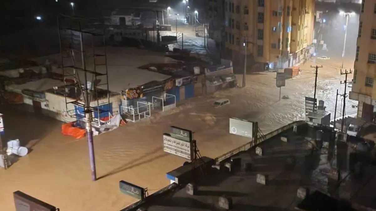 قتيلان وآلاف النازحين بسبب إعصار "تيج" في اليمن