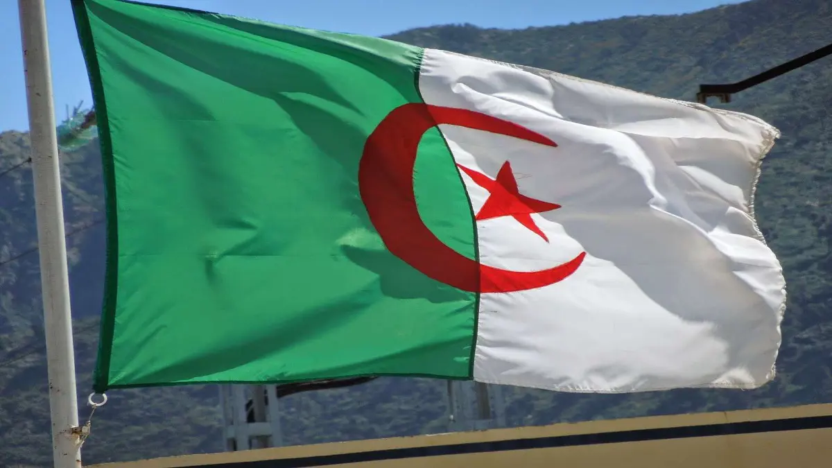 الجزائر.. منع وزير ومحافظين سابقين من السفر بسبب تهم فساد