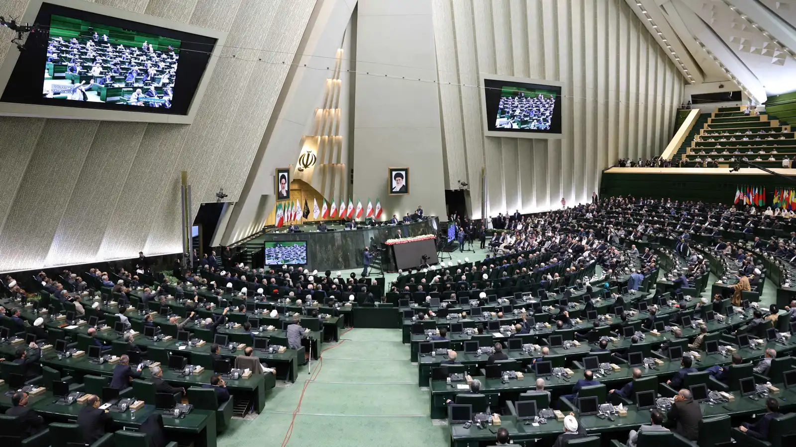 نائب إيراني: إذا تجاوزنا المرحلة الحساسة سنكسر "قرن الغول"