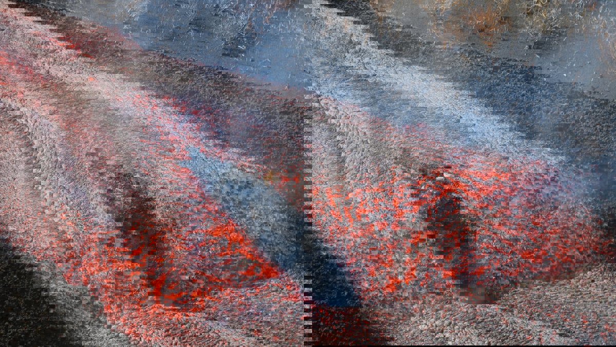 إسبانيا.. أوامر لسكان جزيرة لابالما بالبقاء في المنازل وسط استمرار ثوران البركان