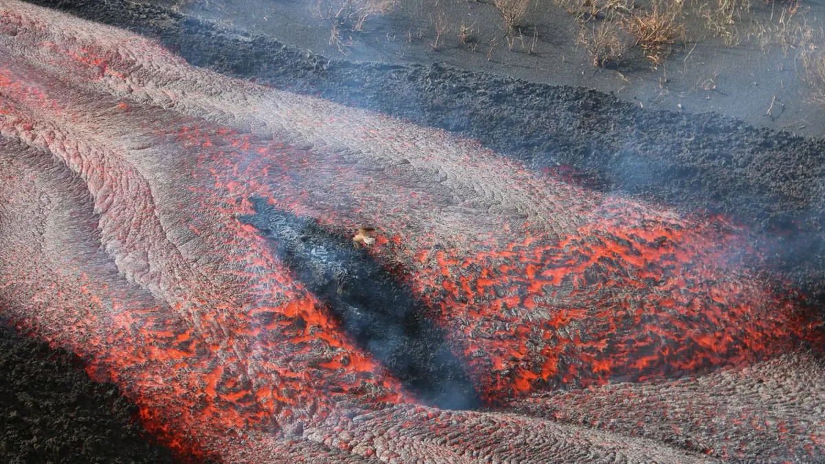إسبانيا.. أوامر لسكان جزيرة لابالما بالبقاء في المنازل وسط استمرار ثوران البركان