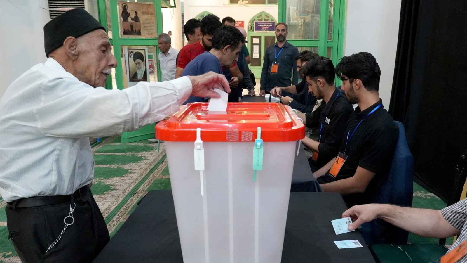 صحيفة: الناخبون الإيرانيون يواجهون خياراً "صارخاً" بين الإصلاح والتشدد