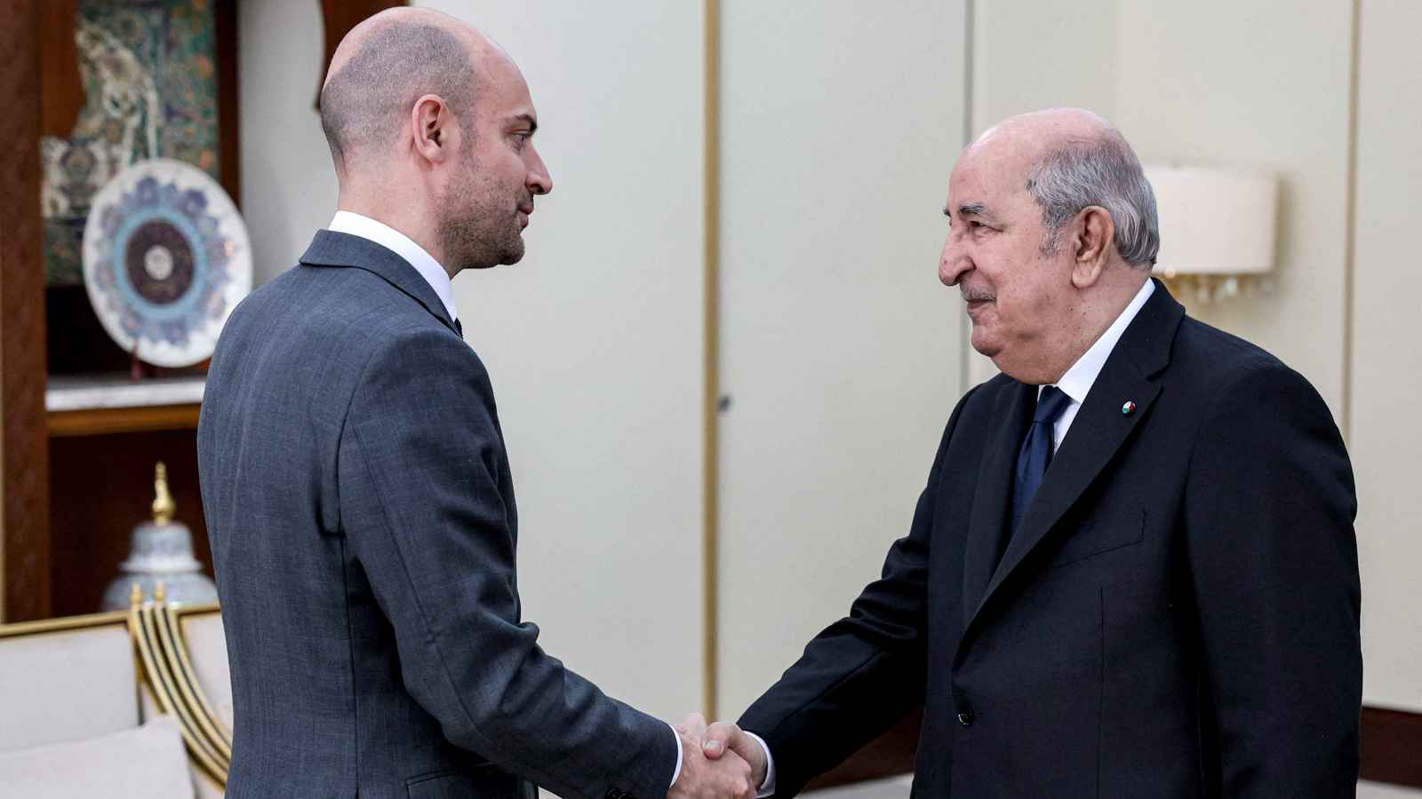 "حوار صريح".. فرنسا تقدم وصفة لحل الأزمة مع الجزائر