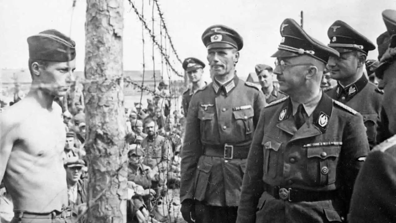 عمره 100 عام.. ألمانيا تحقق مع رجل بتهمة العمل كحارس بمعسكر نازي