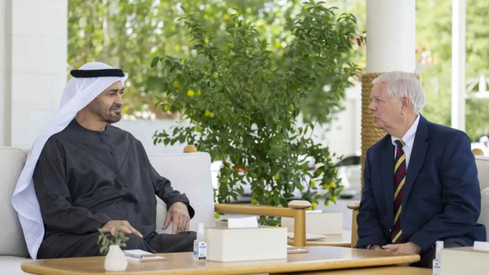 محمد بن زايد يستقبل ليندسي غراهام في أبوظبي (صور وفيديو)