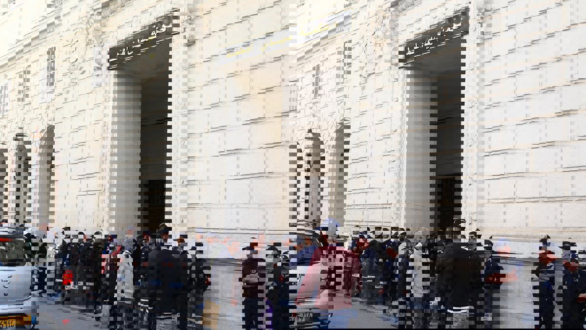 الجزائر.. أحكام بالسجن لـ 3 رؤساء حكومات ووزراء سابقين بقضايا فساد