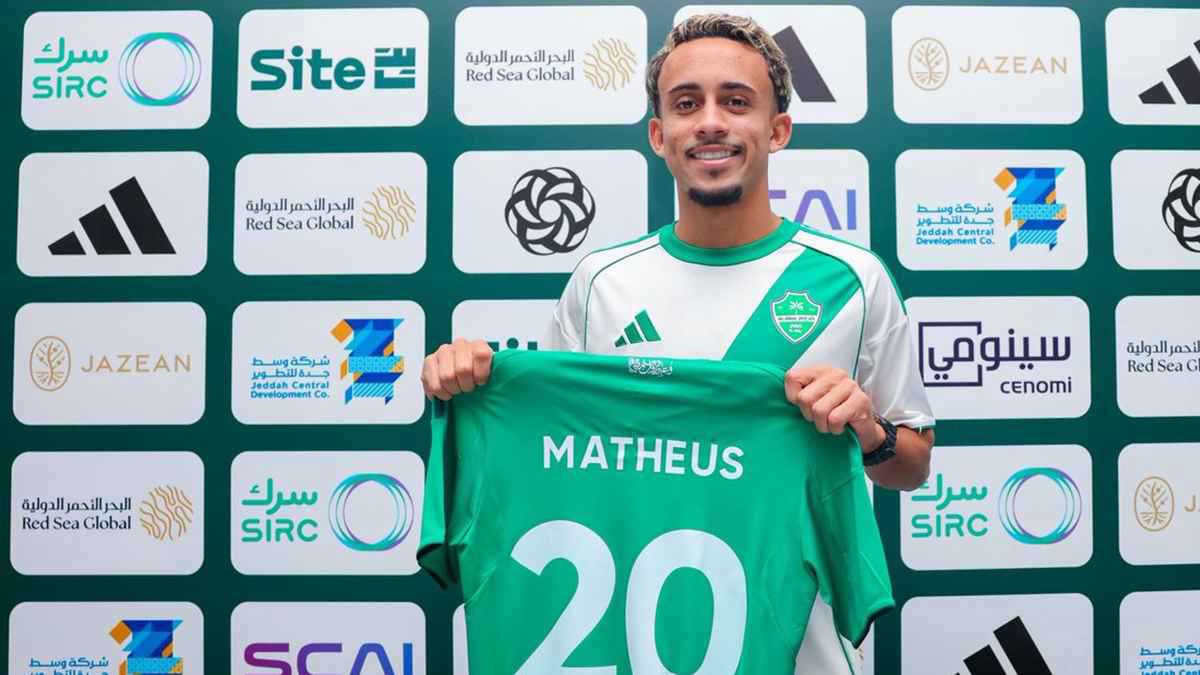 عانى من مشكلة ميسي وهرب من مأساة باجيو.. من هو لاعب الأهلي السعودي الجديد؟