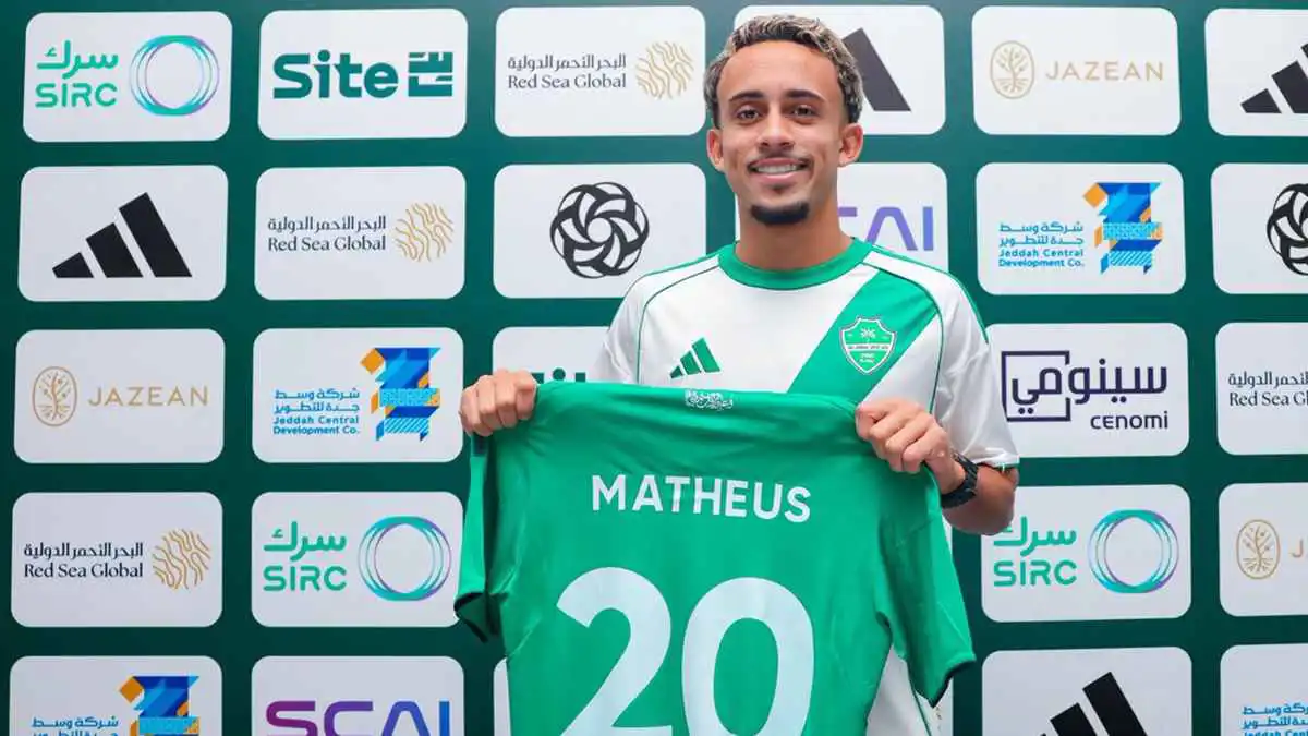 عانى من مشكلة ميسي وهرب من مأساة باجيو.. من هو لاعب الأهلي السعودي الجديد؟