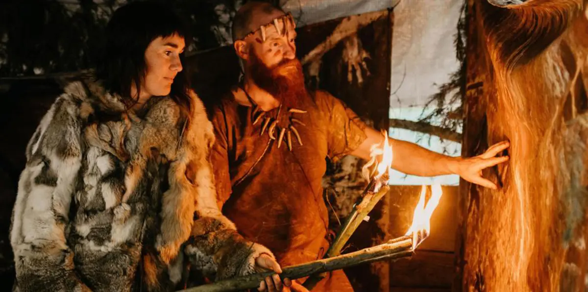 زوجان يعيشان حياة العصر الحجري (صور وفيديو)