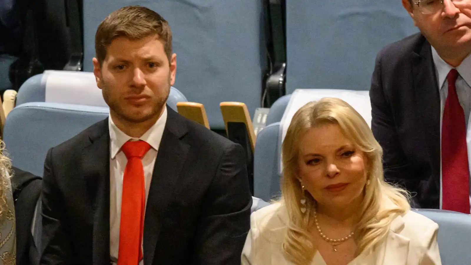 سارة نتنياهو ونجلها يائير يثيران ارتباكاً أمنياً في مطار ميامي