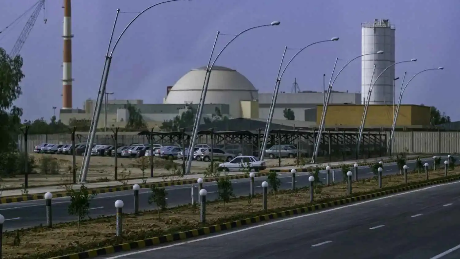 مقذوف يصيب محيط محطة بوشهر النووية