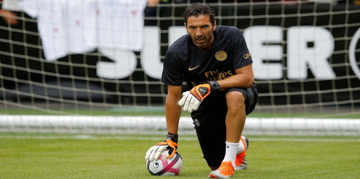 رغم إيقافه.. بوفون يرافق باريس سان جيرمان إلى ليفربول (صورة)