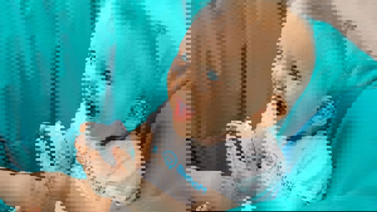 سماعة ذكية تسمح للطبيب بمعاينة رئة الطفل عن بعد